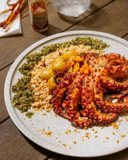 Polvo grelhado na brasa com batatas e farofa de ervas